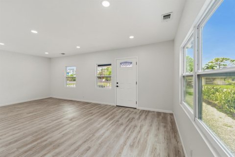 House in Stuart, Florida 3 bedrooms, 141.21 sq.m. № 2083779 - photo 8