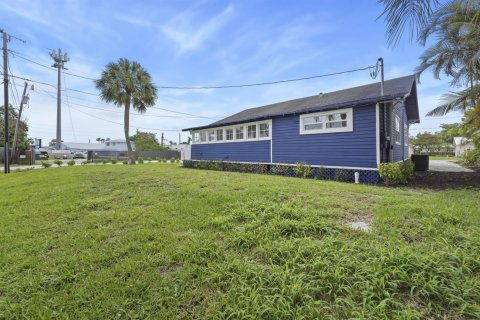 House in Stuart, Florida 3 bedrooms, 141.21 sq.m. № 2083779 - photo 25