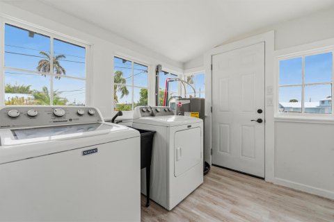 House in Stuart, Florida 3 bedrooms, 141.21 sq.m. № 2083779 - photo 21