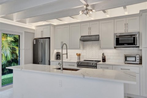 House in Wilton Manors, Florida 4 bedrooms, 170.94 sq.m. № 1744030 - photo 24