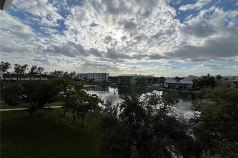 Купить кондоминиум в Катлер-Бей, Флорида 2 спальни, 91.04м2, № 1963927 - фото 25