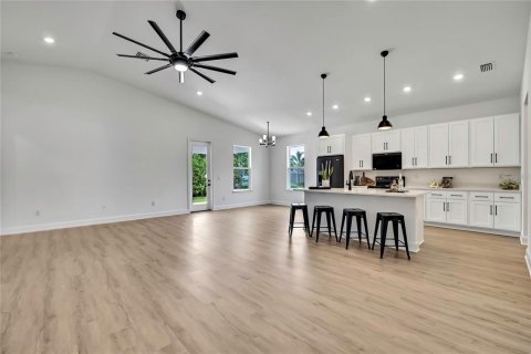 House in Spring Hill, Florida 4 bedrooms, 191.47 sq.m. № 1873292 - photo 4