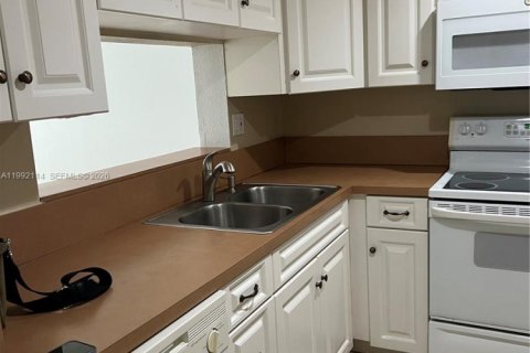 Condominio en alquiler en Miami, Florida, 1 dormitorio, 67.54 m2 № 2056633 - foto 4