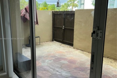 Condominio en alquiler en Miami, Florida, 1 dormitorio, 67.54 m2 № 2056633 - foto 2