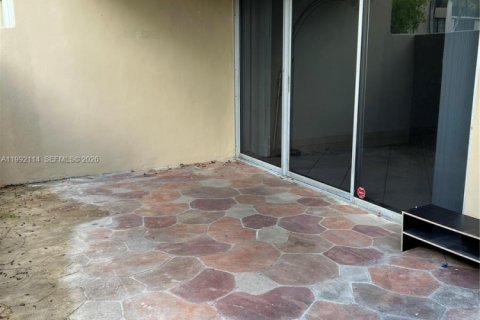 Condominio en alquiler en Miami, Florida, 1 dormitorio, 67.54 m2 № 2056633 - foto 3