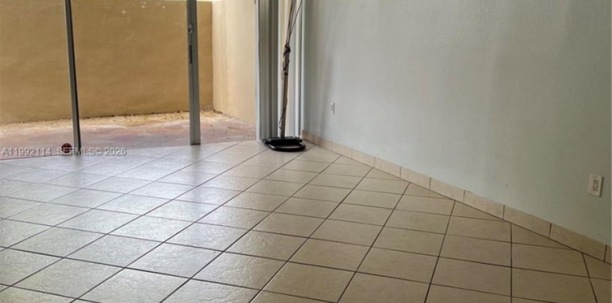 Condominio en Miami, Florida, 1 dormitorio  № 2056633