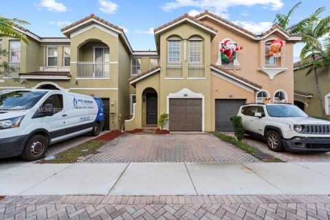 Купить таунхаус в Хомстед, Флорида 3 спальни, 160.91м2, № 1988696 - фото 1