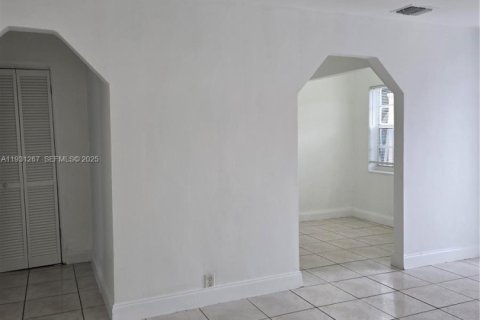 Снять в аренду виллу или дом в Холливуд, Флорида 1 спальня, 58.99м2, № 2034500 - фото 4