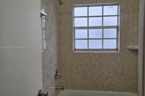 Снять в аренду виллу или дом в Холливуд, Флорида 1 спальня, 58.99м2, № 2034500 - фото 9