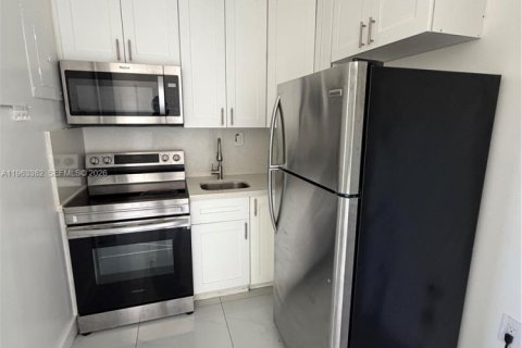 Villa ou maison à louer à Miami, Floride: 2 chambres, 101.45 m2 № 2025186 - photo 4