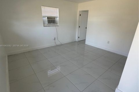 Villa ou maison à louer à Miami, Floride: 2 chambres, 101.45 m2 № 2025186 - photo 15