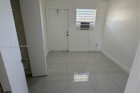 Villa ou maison à louer à Miami, Floride: 2 chambres, 101.45 m2 № 2025186 - photo 8