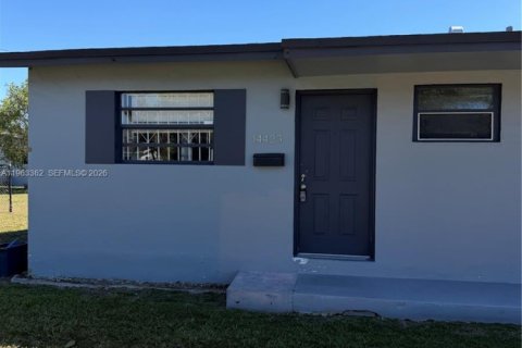 Villa ou maison à louer à Miami, Floride: 2 chambres, 101.45 m2 № 2025186 - photo 2