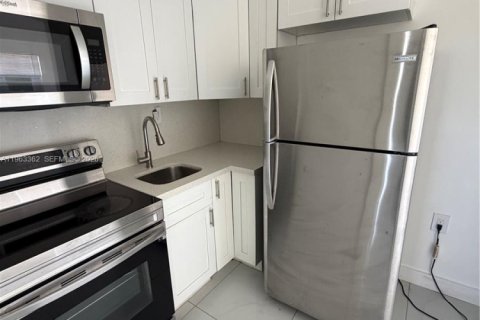 Villa ou maison à louer à Miami, Floride: 2 chambres, 101.45 m2 № 2025186 - photo 5