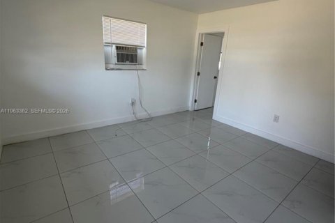 Villa ou maison à louer à Miami, Floride: 2 chambres, 101.45 m2 № 2025186 - photo 18