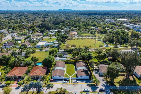 Propiedad comercial en venta en Miami, Florida № 1983145 - foto 2