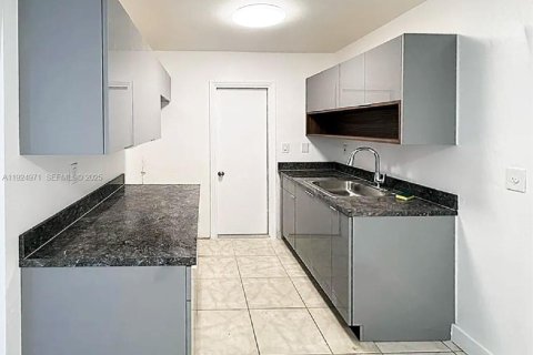 Propiedad comercial en venta en Miami, Florida № 1983145 - foto 7