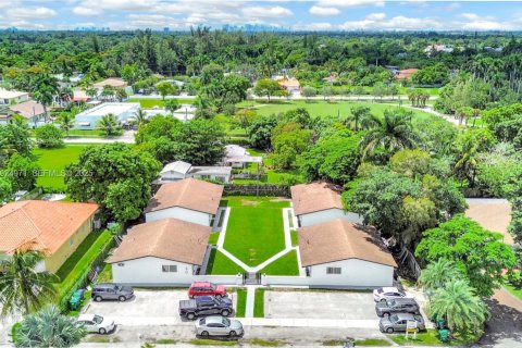 Propiedad comercial en venta en Miami, Florida № 1983145 - foto 18