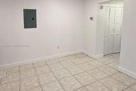 Propiedad comercial en venta en Miami, Florida № 1983145 - foto 8