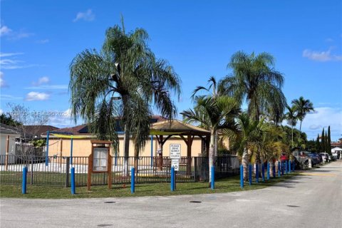 Casa en alquiler en Miami, Florida, 3 dormitorios, 117.89 m2 № 1992080 - foto 26