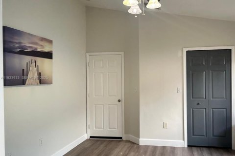 Casa en alquiler en Miami, Florida, 3 dormitorios, 117.89 m2 № 1992080 - foto 12