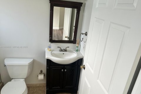 Casa en alquiler en Miami, Florida, 3 dormitorios, 117.89 m2 № 1992080 - foto 11