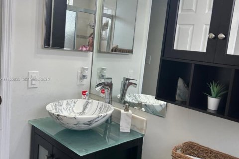 Casa en alquiler en Miami, Florida, 3 dormitorios, 117.89 m2 № 1992080 - foto 7