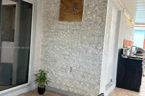 Casa en alquiler en Miami, Florida, 3 dormitorios, 117.89 m2 № 1992080 - foto 19