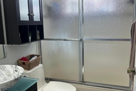 Casa en alquiler en Miami, Florida, 3 dormitorios, 117.89 m2 № 1992080 - foto 13