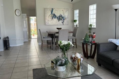 Casa en alquiler en Miami, Florida, 3 dormitorios, 117.89 m2 № 1992080 - foto 5