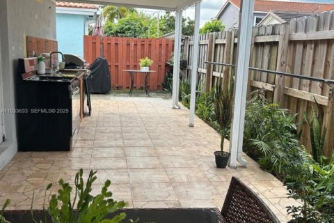 Casa en alquiler en Miami, Florida, 3 dormitorios, 117.89 m2 № 1992080 - foto 17