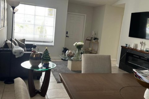 Casa en alquiler en Miami, Florida, 3 dormitorios, 117.89 m2 № 1992080 - foto 4