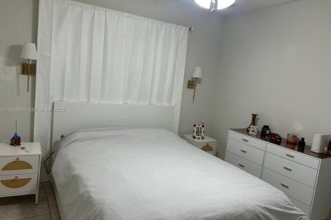 Casa en alquiler en Miami, Florida, 3 dormitorios, 117.89 m2 № 1992080 - foto 6