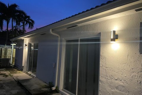 Casa en alquiler en Miami, Florida, 3 dormitorios, 117.89 m2 № 1992080 - foto 21