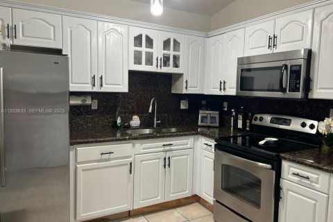 Casa en alquiler en Miami, Florida, 3 dormitorios, 117.89 m2 № 1992080 - foto 16