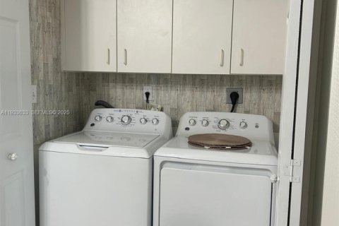 Casa en alquiler en Miami, Florida, 3 dormitorios, 117.89 m2 № 1992080 - foto 15