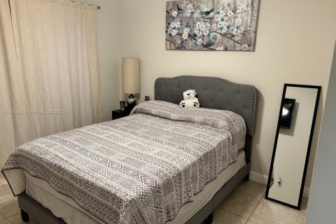 Casa en alquiler en Miami, Florida, 3 dormitorios, 117.89 m2 № 1992080 - foto 9