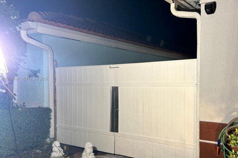 Casa en alquiler en Miami, Florida, 3 dormitorios, 117.89 m2 № 1992080 - foto 3