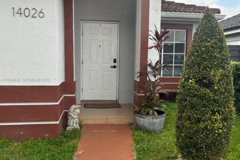 Casa en alquiler en Miami, Florida, 3 dormitorios, 117.89 m2 № 1992080 - foto 1