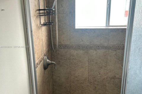 Casa en alquiler en Miami, Florida, 3 dormitorios, 117.89 m2 № 1992080 - foto 10