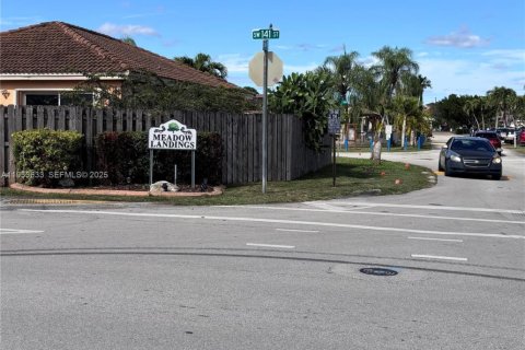 Casa en alquiler en Miami, Florida, 3 dormitorios, 117.89 m2 № 1992080 - foto 24