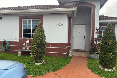 Casa en alquiler en Miami, Florida, 3 dormitorios, 117.89 m2 № 1992080 - foto 2