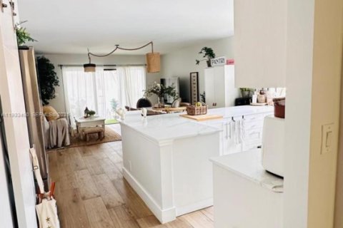 Condo in Weston, Florida, 3 bedrooms  № 1991435 - photo 2