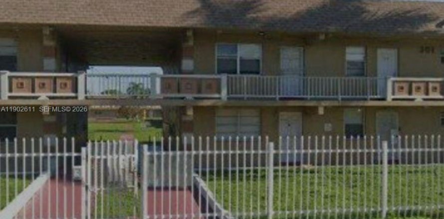 Кондоминиум с 2 спальнями в Майами-Гарденс, Флорида № 2015481