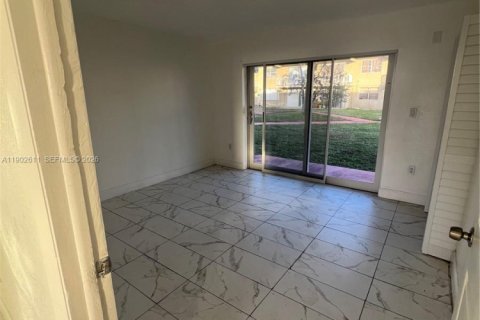 Купить кондоминиум в Майами-Гарденс, Флорида 2 спальни, 67.82м2, № 2015481 - фото 3