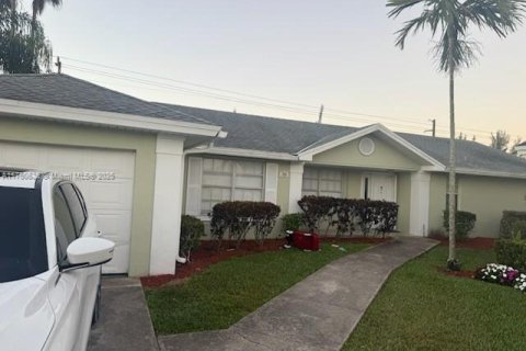 Casa en venta en Homestead, Florida, 3 dormitorios, 158.31 m2 № 1859877 - foto 1