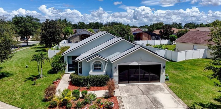 House in Clermont, Florida 4 bedrooms, 167.87 sq.m. № 1917654