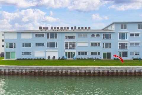Купить кондоминиум в Трежер-Айленд, Флорида 4 комнаты, 86.4м2, № 2098368 - фото 24