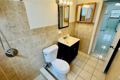 Condo in Miami Beach, Florida, 1 bedroom  № 1952641 - photo 19