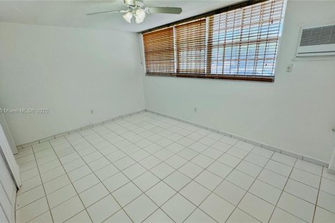 Condo in Miami Beach, Florida, 1 bedroom  № 1952641 - photo 12
